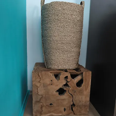 Botanique - Cozy With Free Bottle Of Wine 班斯科